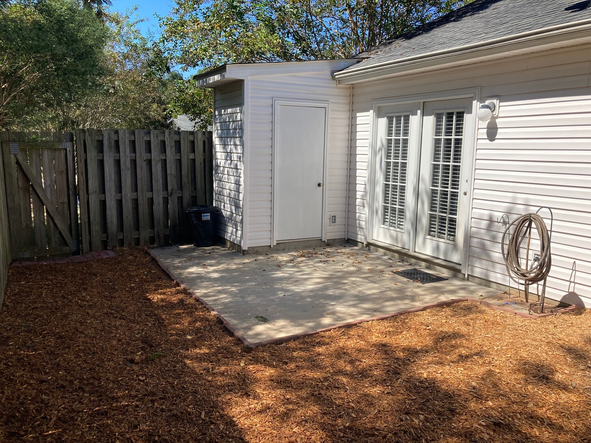 Private backyard with storage unit - 116 Amity Ln