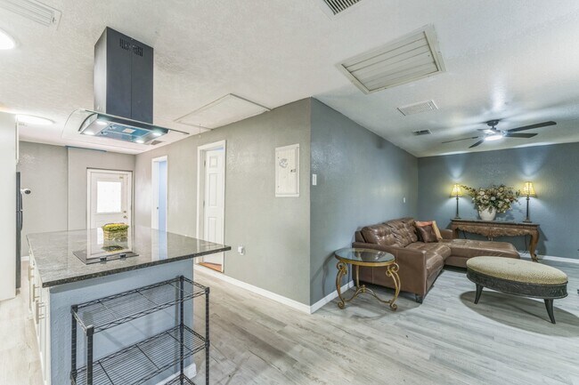 Building Photo - 465 Rio Grande Ln