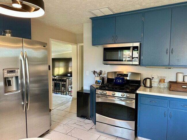 Building Photo - Beautiful house...RESERVE NOW FOR AUGUST 1...