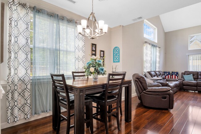 Building Photo - Stunning and Spacious 3 Bedroom 2.5 Bath C...