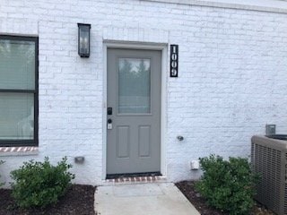 Building Photo - Modern 3-Bedroom Condo with Modern Eleganc...
