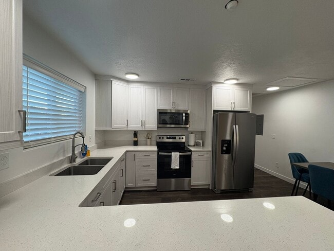 Building Photo - 380 Utah Ave