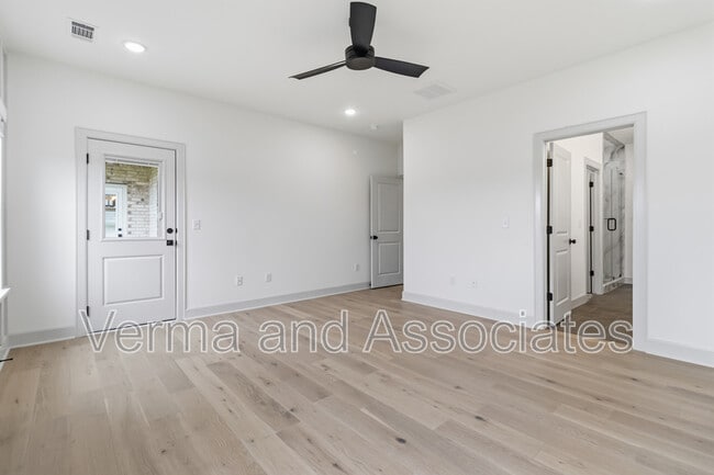 Building Photo - 920 Trestle Ln
