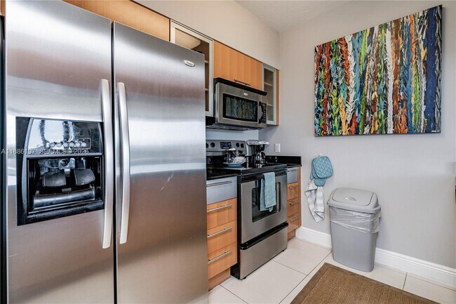 Building Photo - 1750 N Bayshore Dr