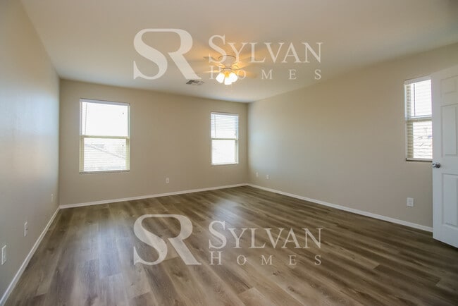 Building Photo - Spacious 4 bedroom home available now!