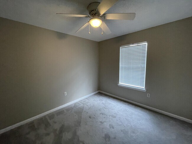 Building Photo - 487 Woodlawn Rd