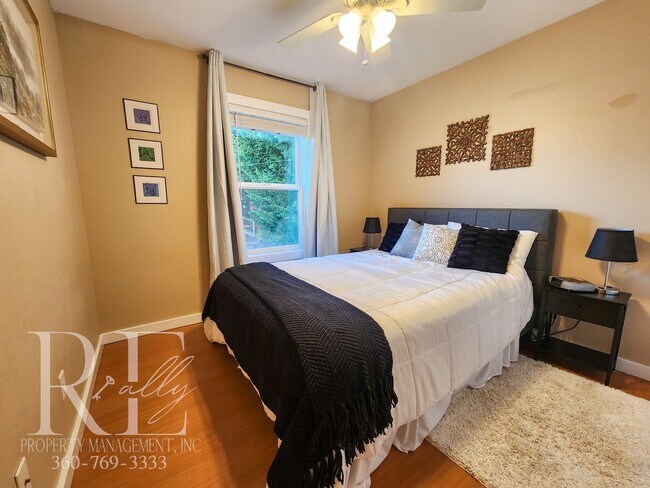 Building Photo - Fully Furnished Well Appointed Home