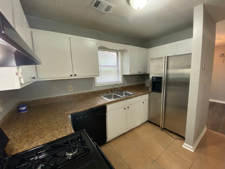 Building Photo - 5600 Windwood Rd