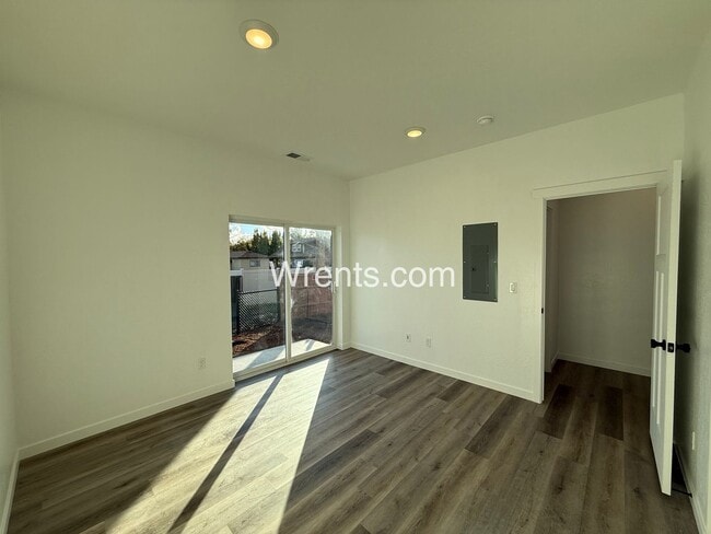 Building Photo - 3710-3712 E Liberty