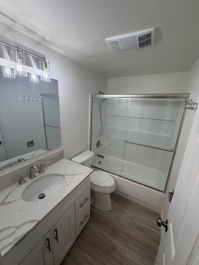 Building Photo - Newly Remodeled 2 Bedroom!