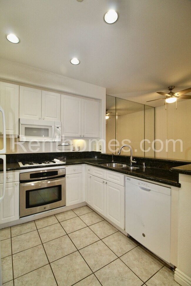 Building Photo - 10722 Sabre Hill Dr