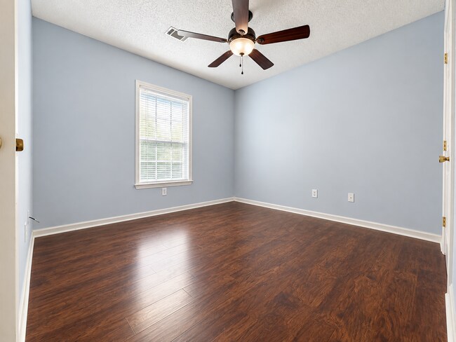 Building Photo - 126 Thorn Tree Ln