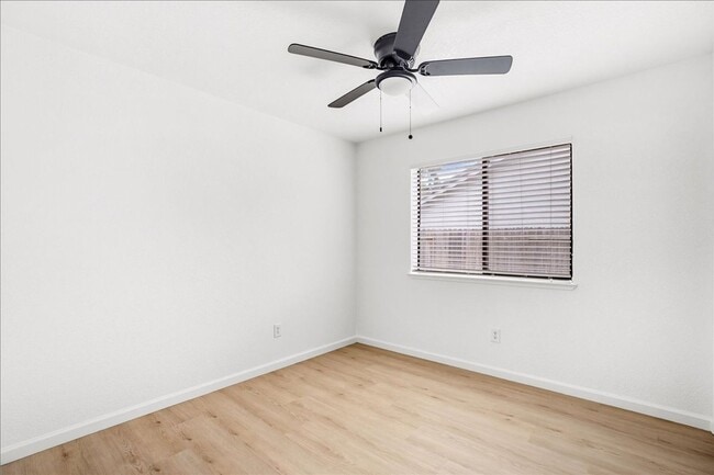 Building Photo - 924 Shellwood Way
