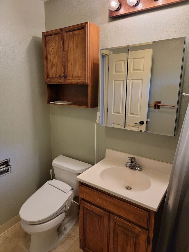 Building Photo - Charming 3 Bed, 1 Bath House with Fenced Yard, Bonus Room and Close to Willamette Park !