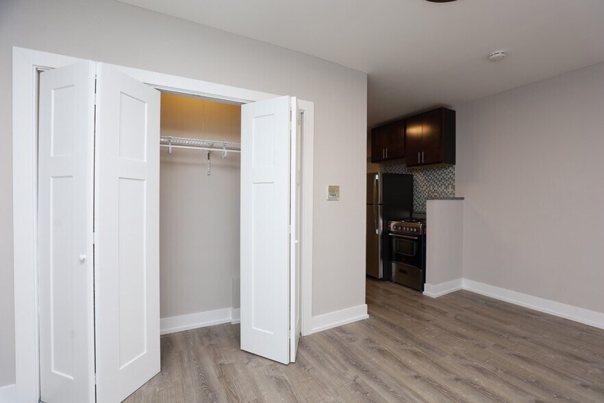 Building Photo - 814 W Cornelia Ave