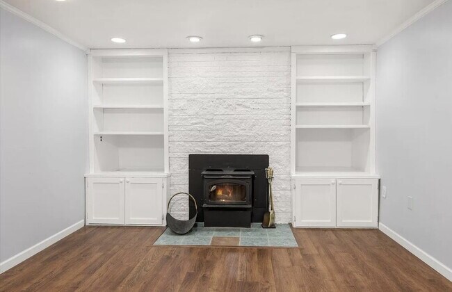 Building Photo - Spacious 1,000 Sq Ft 1 bedroom Lower Unit ...