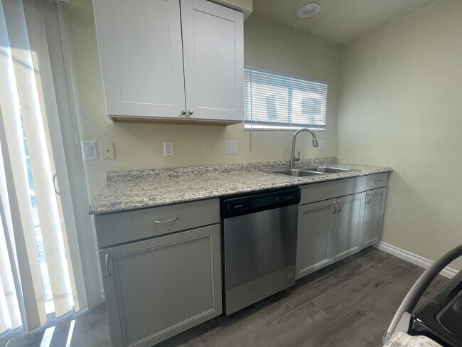 Building Photo - Ralph Duplex