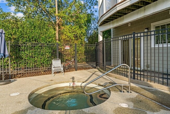 Building Photo - 614 Pond St