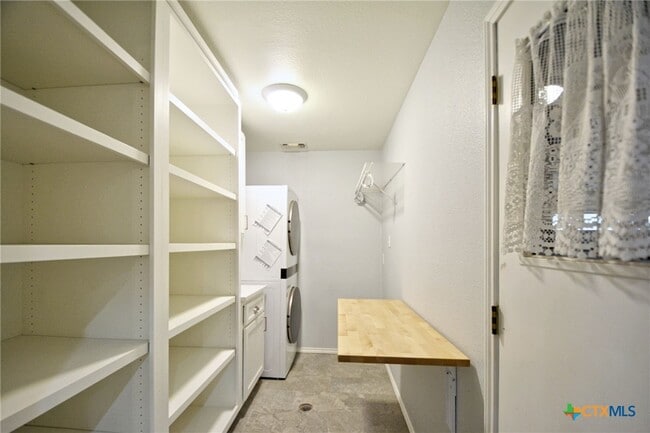 Building Photo - 1215 Clearwater Dr