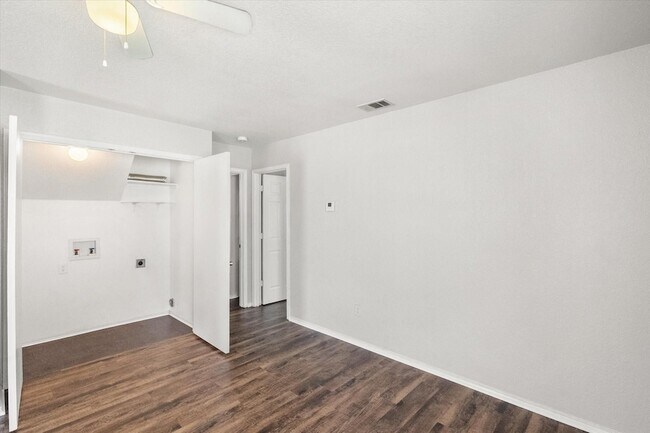 Building Photo - 404 Kings Way Dr