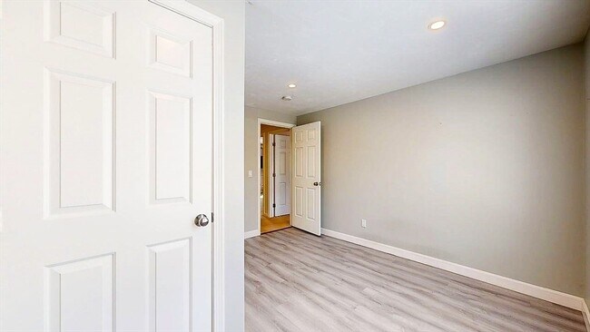 Building Photo - 12 Coldbrook Rd