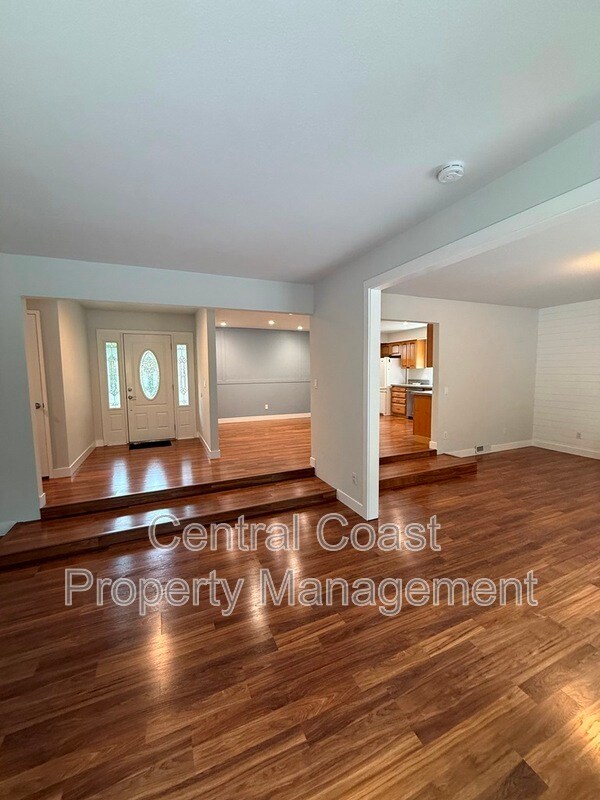 Building Photo - 9465 Valley Oak Way
