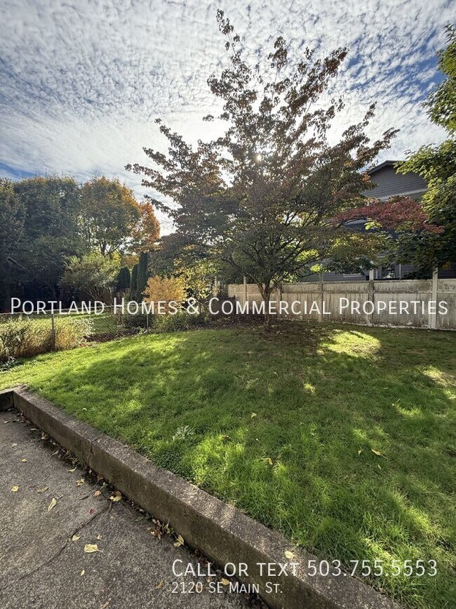 Building Photo - 2120 SE Main St