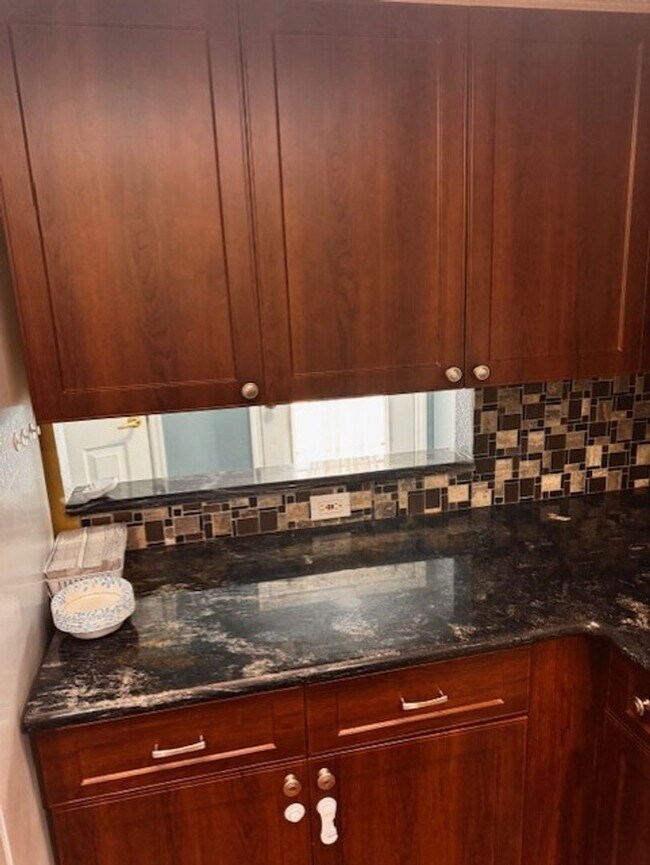 Building Photo - Luxury 3 bedroom 2 bathroom townhome avail...