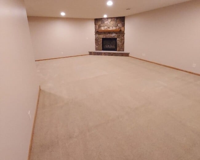 Building Photo - Nice 3 Bedroom 3 Bathroom Twinhome in River Falls