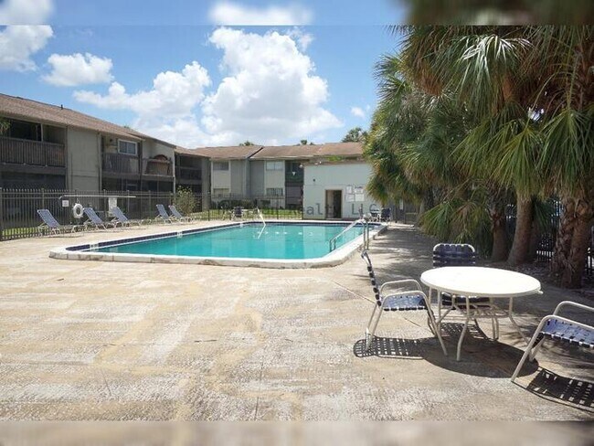 Building Photo - Waterfront 2BR Condo with Private Garage and Water Views in Tampa