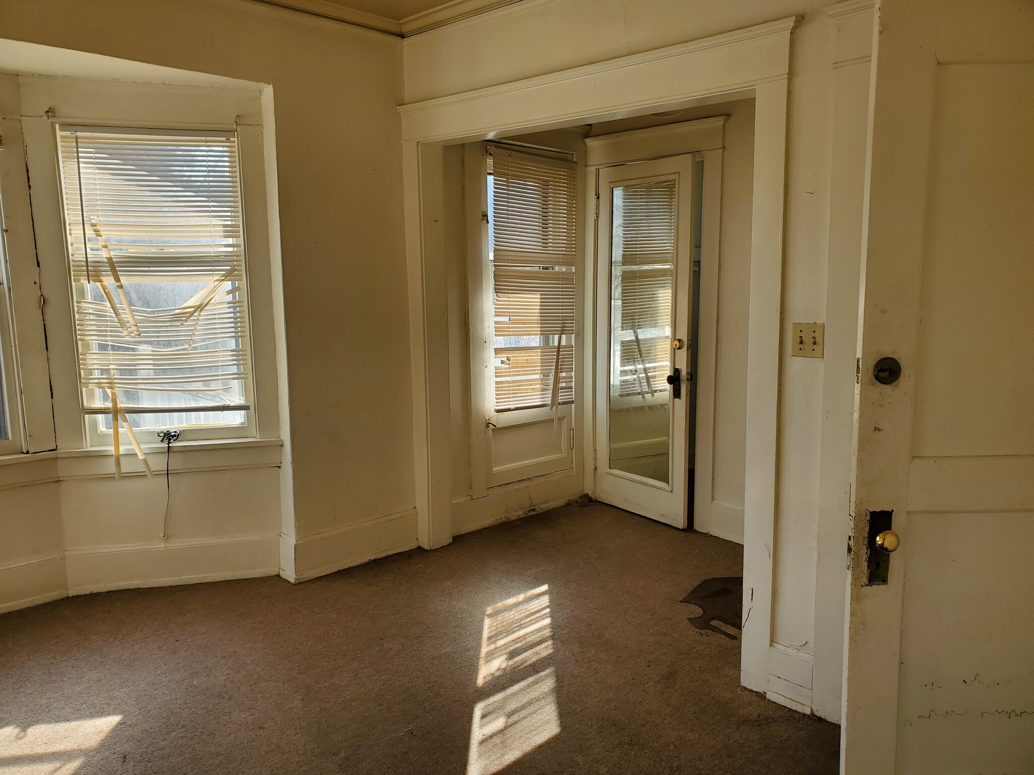 Entryway w/ Closet - 418 W Keefe Ave