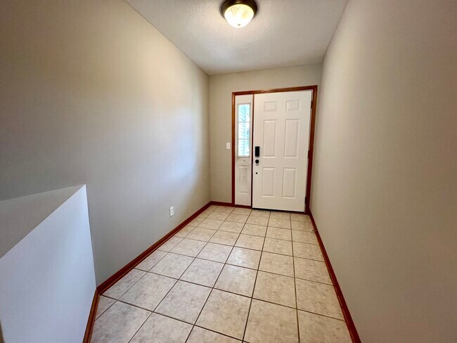 Building Photo - 1172 Rose Dr