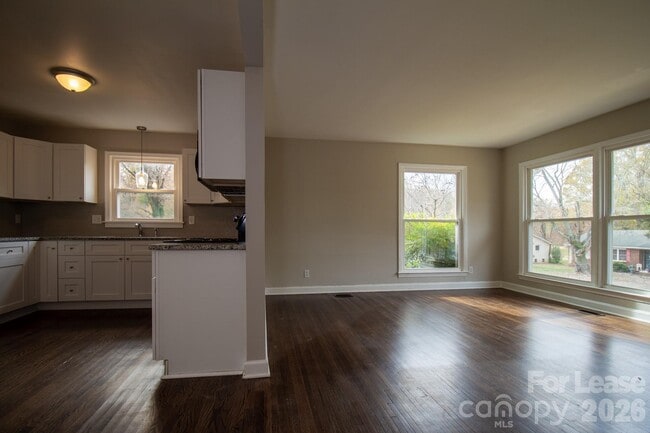 Building Photo - 4021 Crestridge Dr