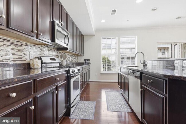 Building Photo - 7931 Crescent Park Dr