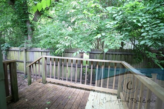 Building Photo - Recently renovated 2 bed 1 bath apartment ...