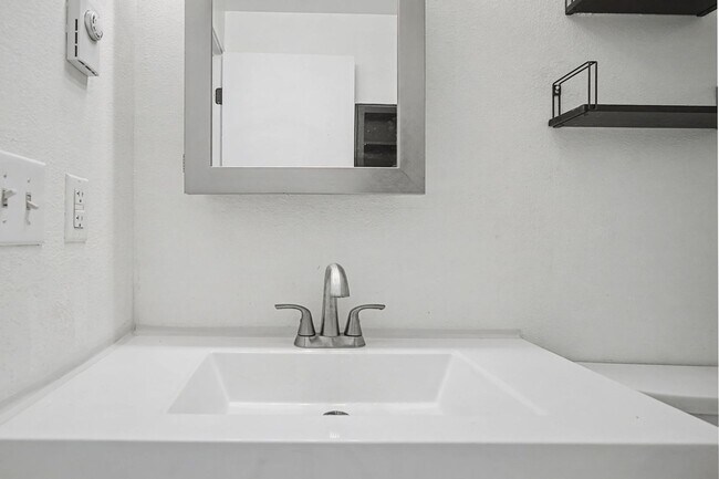 Building Photo - 421-423 Toliver Rd