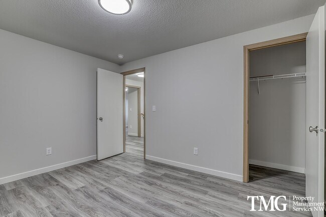 Building Photo - Spacious 4 Bedroom/2.5 Bath Hazell Dell Home!