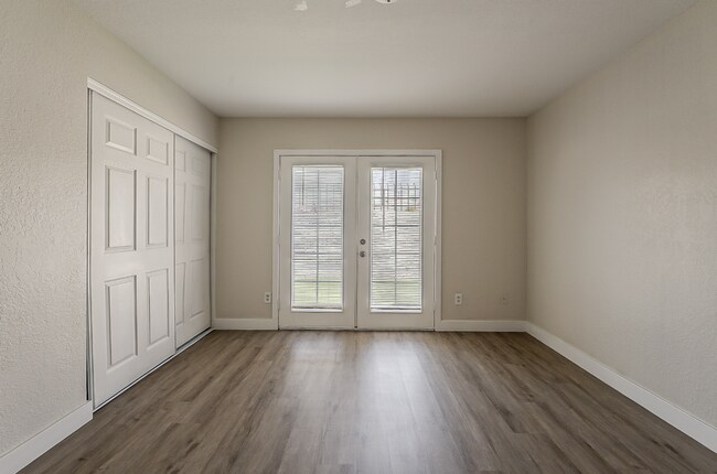 Building Photo - 2 bed 2 bath Town-home in Central Phoenix!! Gated Community