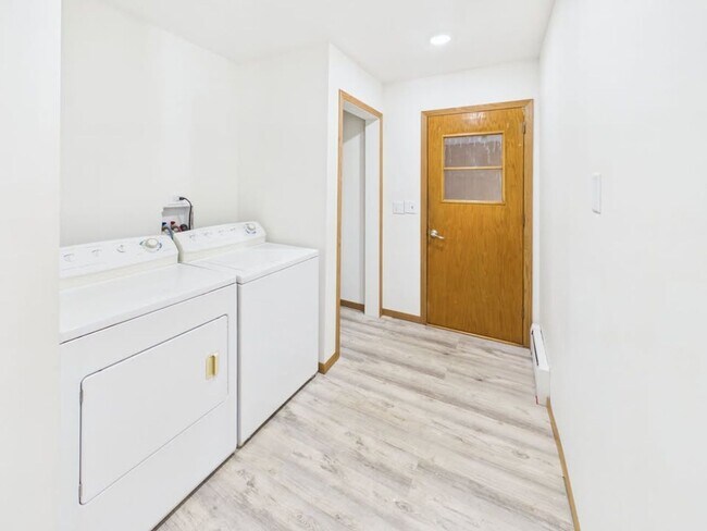 Building Photo - 1004 31st Ave N