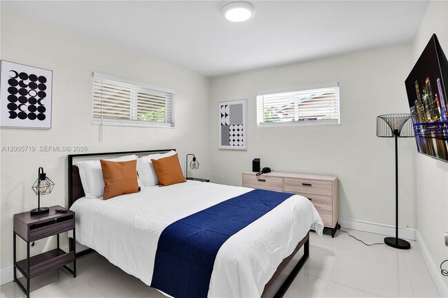 Building Photo - 6452 Custer St