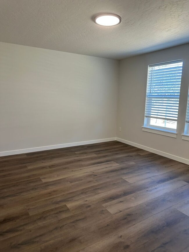 Building Photo - Brand New 2 Bedroom Duplex in SW Redmond