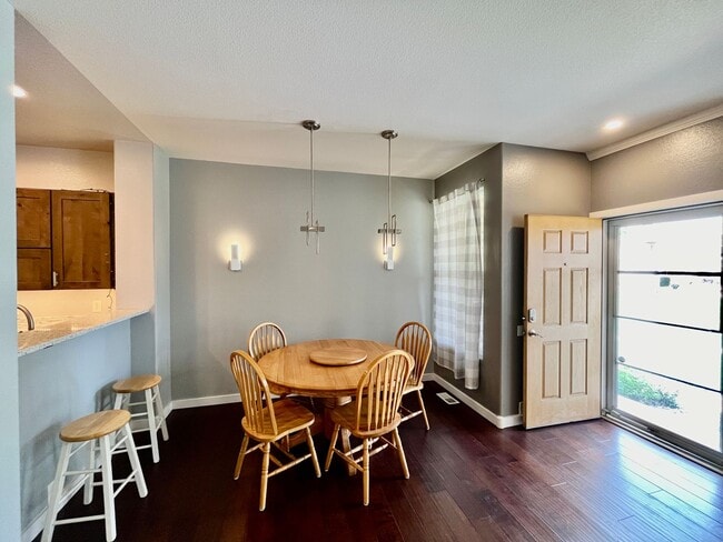 Building Photo - Beautifully Updated 3 Bedroom Town Home