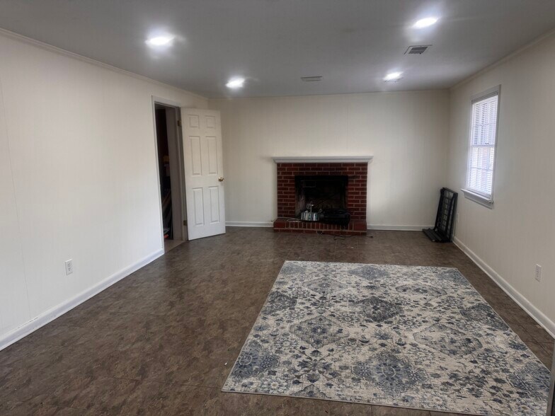 Building Photo - 8409 Freestone Ave