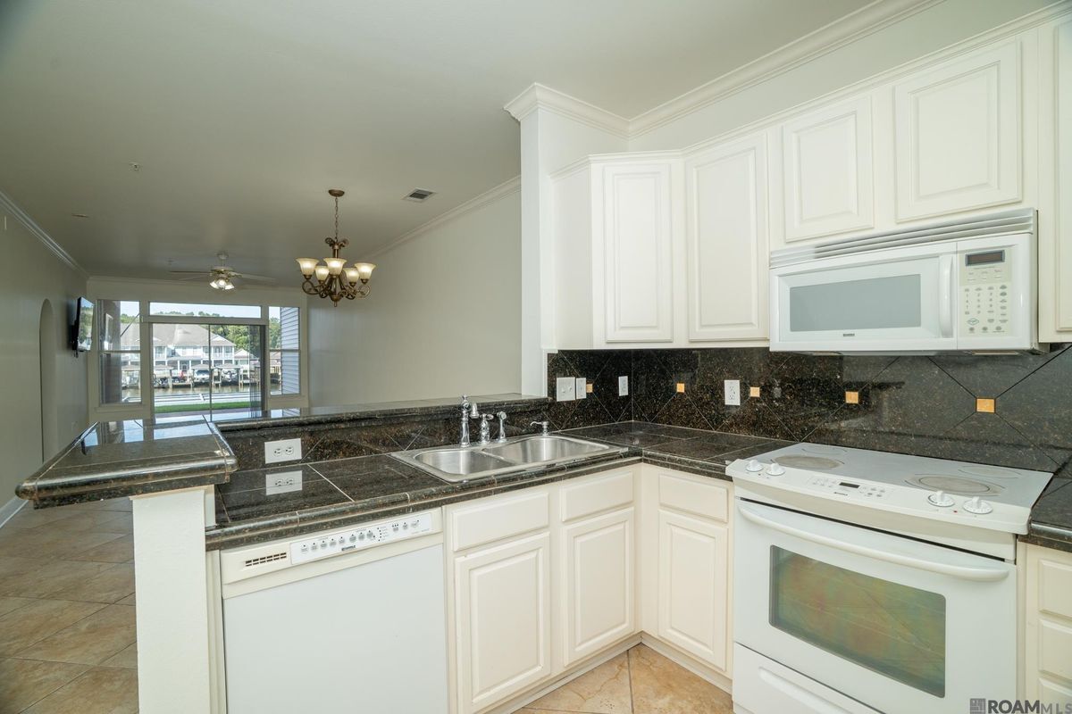 Building Photo - 12386 River Highlands Dr