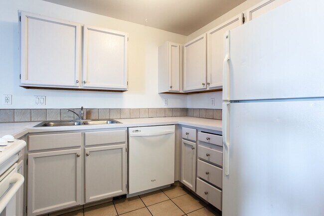 Building Photo - 2 Bedroom Fireside Condo- Minutes away from Park City Mountain