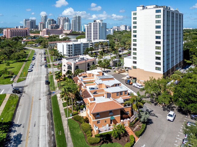 Building Photo - 920 N Shore Dr NE