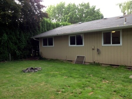 Building Photo - 4 Bedroom, 2 Bathroom House with Large Fen...