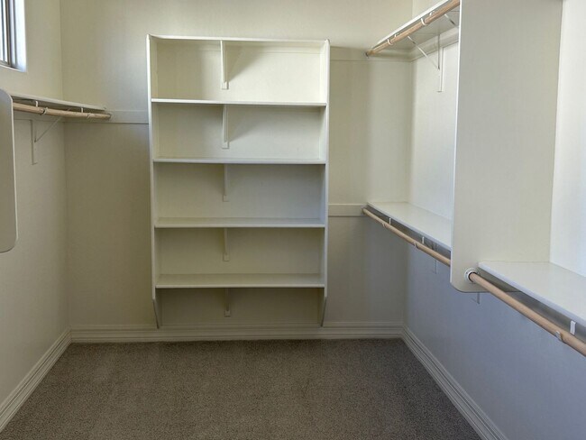 Building Photo - Beautiful home with generation suite in gated community