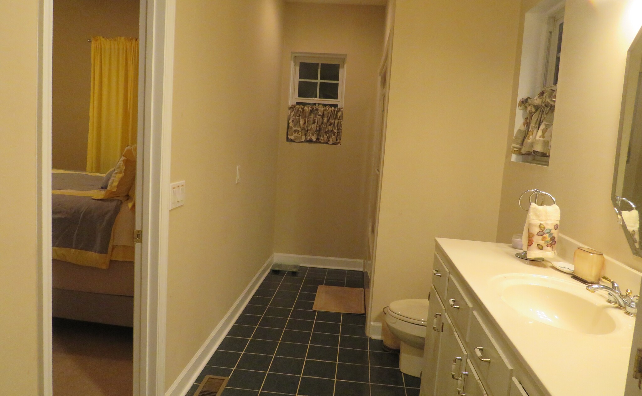 En suite bathroom - 9015 Racine Rd