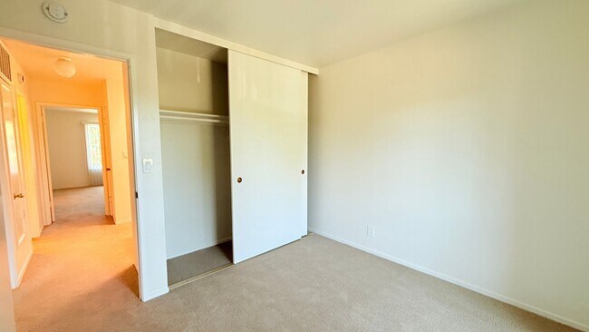 Building Photo - 1033 Fontana Dr